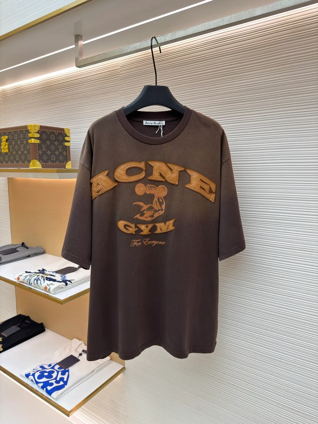 Acne Studios distressed logo short sleeves ●Original version: purchased and developed for 4100 ●Item number: 1682345-A15 ●Fabric: soft plain weave fabric ●Technology: glue printing ●Color: brown gradient ●Version: fitted version ●Weight: about 395 grams ●Size: S-M-L-XL ●Description: Customized elegant cotton double-ply soft plain weave fabric, soft and delicate, comfortable and close to the skin, with warm brown as the main color with grayscale It is unobtrusive but has an overwhelming aura. The ACNE GYM logo on the body is outlined with powerful brown lines. For Everyone is simple but contains profound meaning. The inadvertently smudged distressed effect meets the carrier of retro feelings, which is full of fashion tension, making every outfit a fashion feast. Adopting imported machine appliqué embroidery technology, using advanced computer control systems and precision mechanical components to achieve ACNE GYM appliqué embroidery operations, presenting an embroidery effect with both clarity and three-dimensionality. Glue printing is used. The printing has been modified three times with the film screen. Use glue liquid paint to print the pattern on the fabric. Bake the fabric to fix the gradient of the printed image and make it look old. By spraying dyes of different colors on the surface of the fabric, the clothes can show rich color changes under different lights. Increase the visual layering. The fabrics have been washed, have a better hand feel and texture, are not easy to deform, are not easy to shrink, are not easy to fade, and maintain long-term beauty. The overall wiring is straight and delicate, the fabric is comfortable and soft, and the color is consistent without color difference. It can be matched with the same style to create a fashionable look and control various occasions. Customized accessories, complete with three standards, same style for men and women!